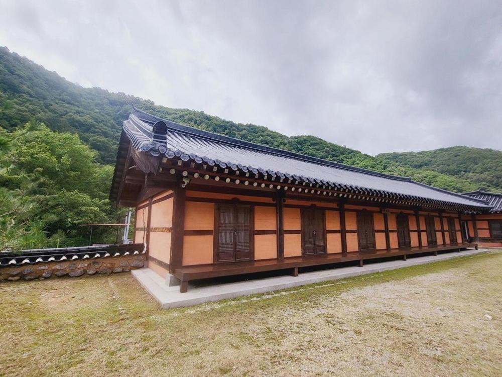 Yeongwol Hwanggung Hanok Pension Екстер'єр фото